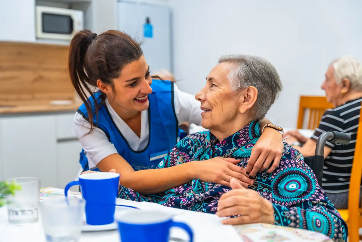 pflegekraft-seniorin-mittagessen-betreuung